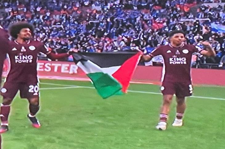 بعلم فلسطين.. تشودري وويسلي يحتفلان بتتويج ليستر بكأس الاتحاد الإنجليزي